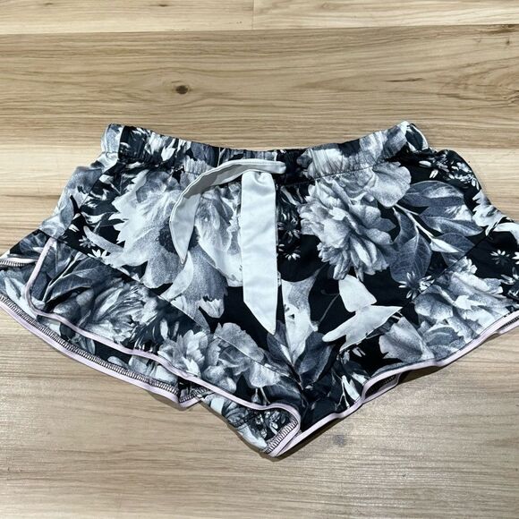 Victoria’s Secret Black White Floral Ruffle Shorts Women’s XS - Picture 1 of 2